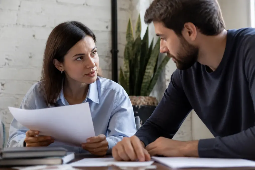 Deux collegues face a face discutent documents