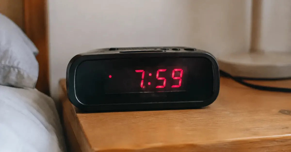 Horloge numerique affichant sept heures cinquante-neuf le matin