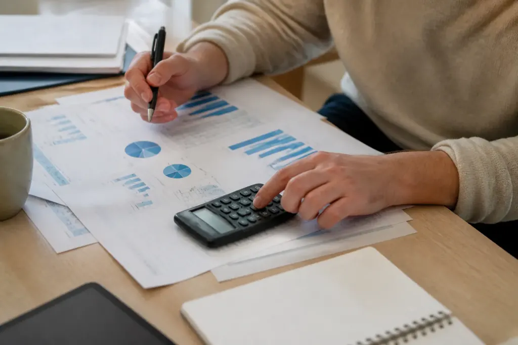 Mains calculatrice document revenus chiffres pourcentage