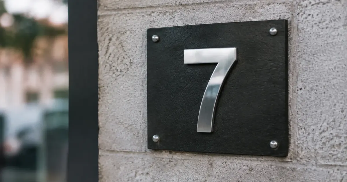 Numero metallique argent sur plaque murale noire