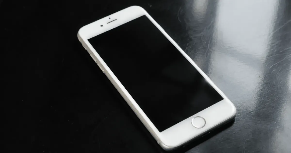 Numero telephone blanc sur fond noir brillant