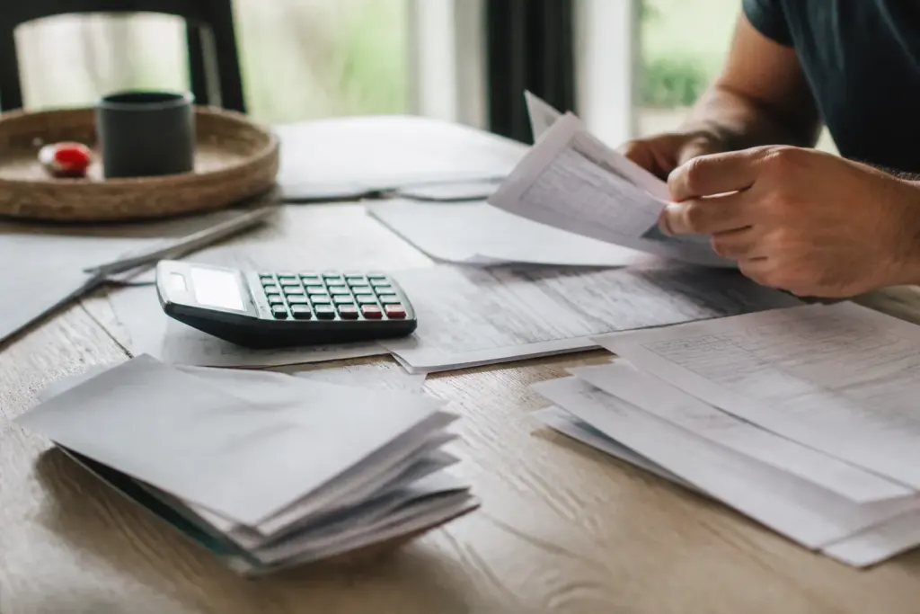 Papiers administratifs avec chiffres et calculatrice sur bureau