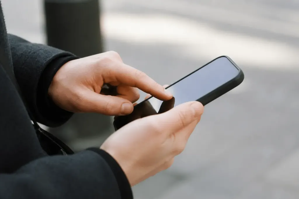 Doigt tapant numero telephone sur ecran smartphone